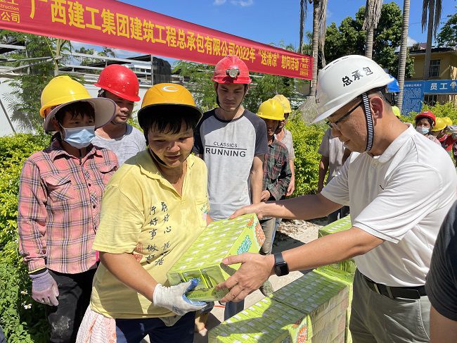 （修圖）陸烜為工人發(fā)放清涼慰問品。容芝雅 攝.jpg