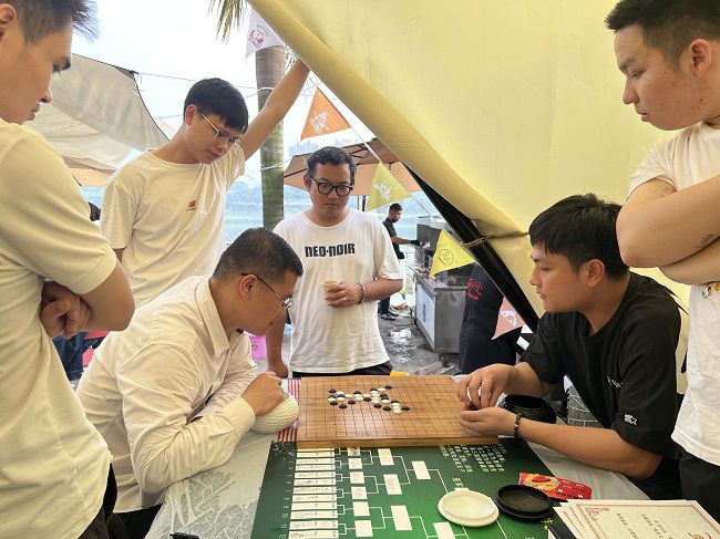 五子棋比賽現(xiàn)場。楊鈺 攝（2）.jpg